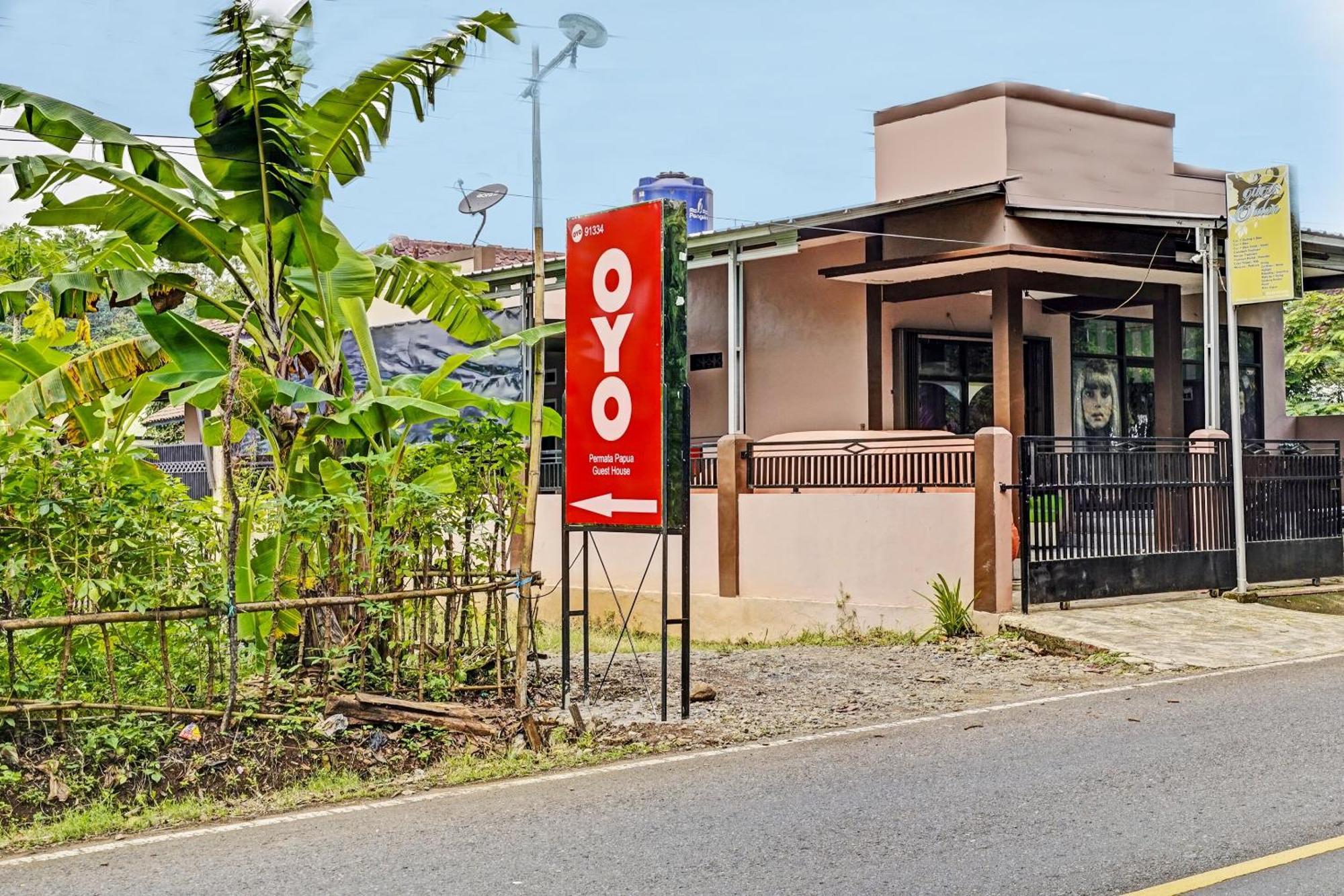 Oyo 91334 Permata Papua Guest House Pameungpeuk  Exterior photo