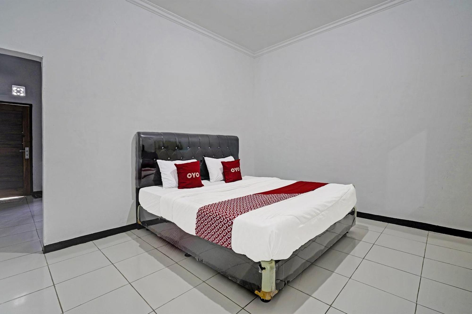 Oyo 91334 Permata Papua Guest House Pameungpeuk  Exterior photo