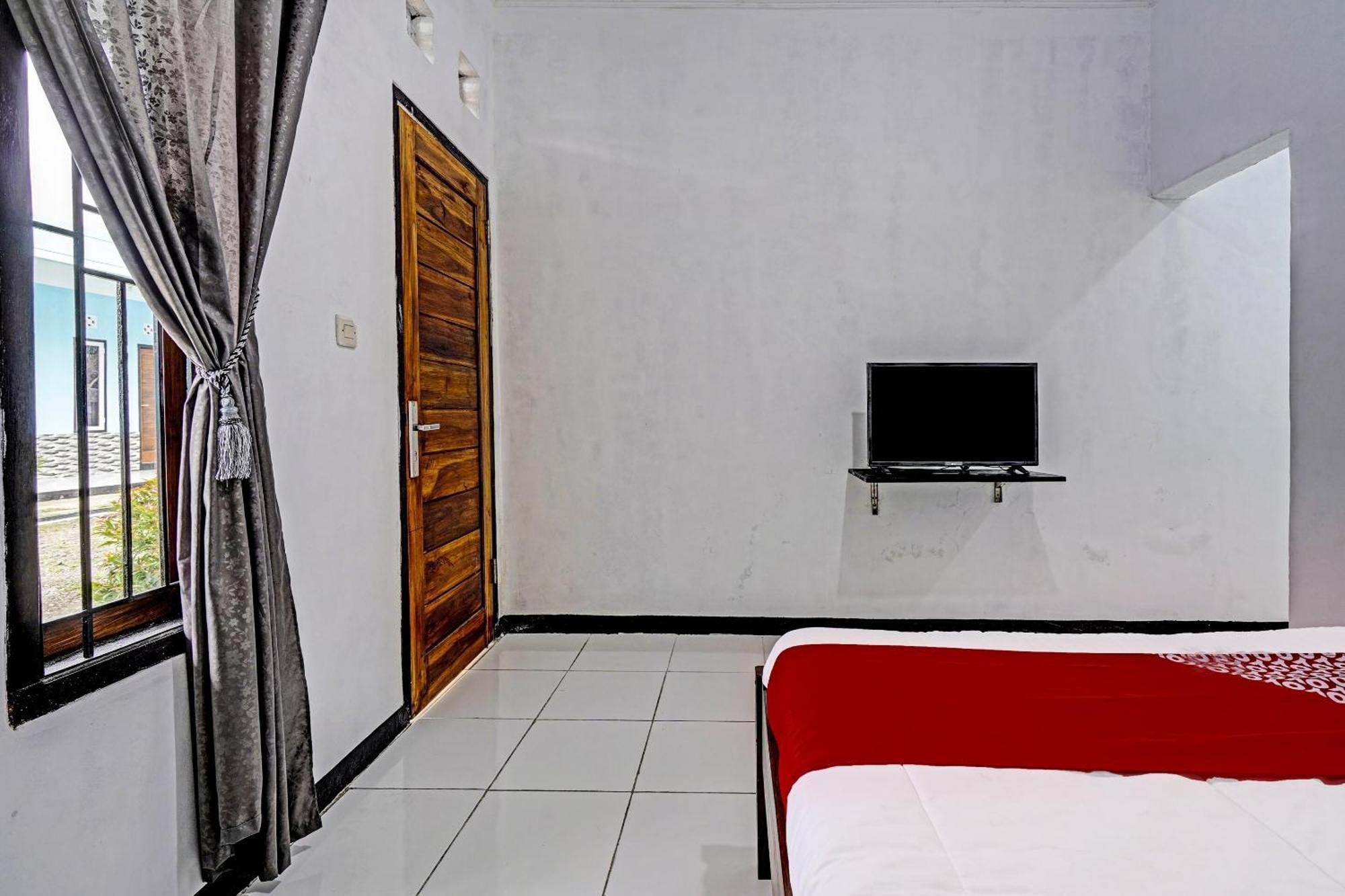 Oyo 91334 Permata Papua Guest House Pameungpeuk  Exterior photo