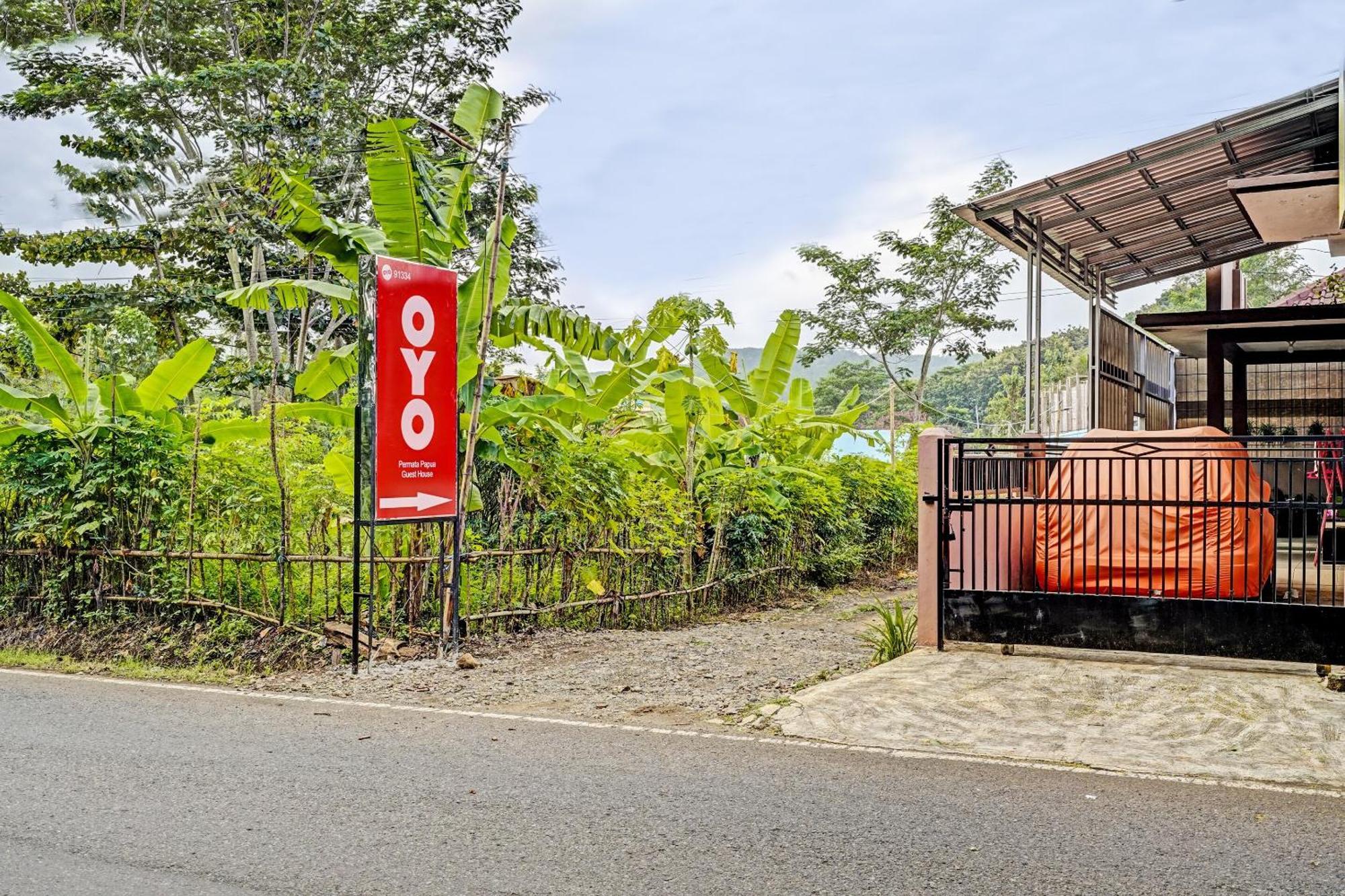 Oyo 91334 Permata Papua Guest House Pameungpeuk  Exterior photo